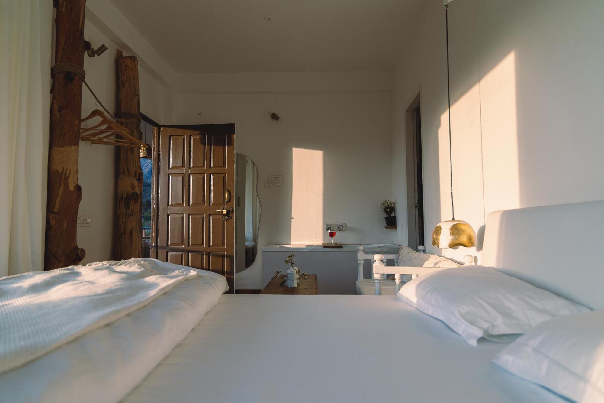 Exstasy Stays - Bathtub Rooms & Cafe - Your Romantic & Cozy Getaway - Thhpsociety - Mukteshwar Exterior photo