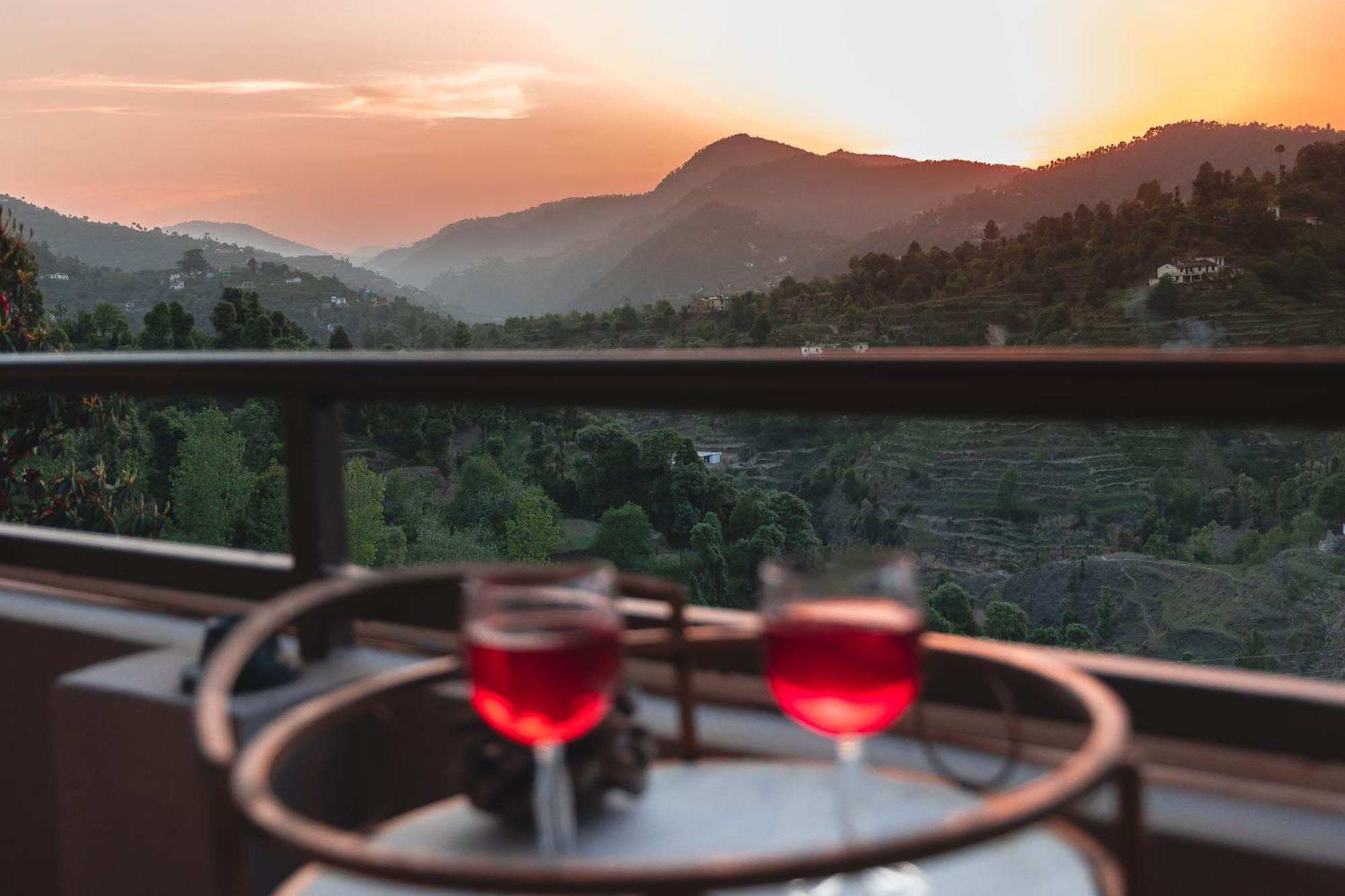 Exstasy Stays - Bathtub Rooms & Cafe - Your Romantic & Cozy Getaway - Thhpsociety - Mukteshwar Exterior photo